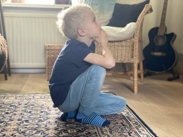 男孩看电视图片下载