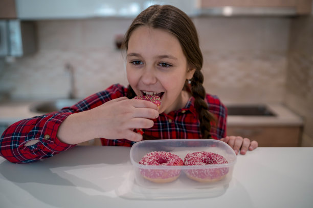 女孩想要甜甜圈图片下载