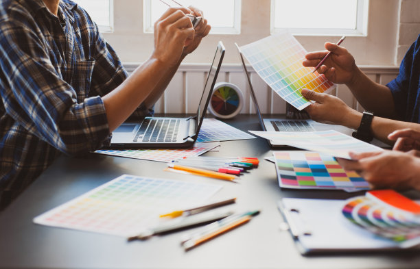 专业的设计团队在办公桌上共同讨论和工作。图片下载