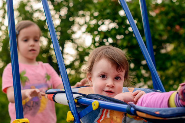 孩子们在院子里玩秋千图片下载