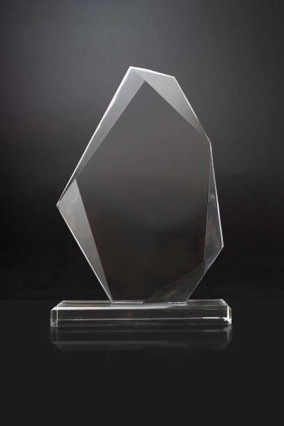 水晶空白奖孤立在黑色背景图片下载