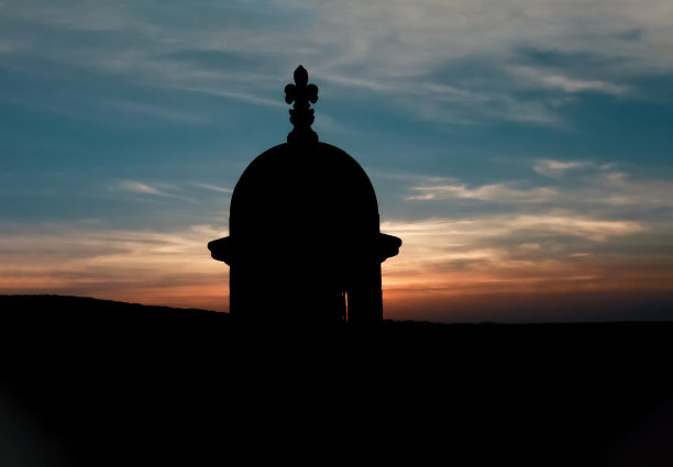 法国布列塔尼的历史村庄圣米歇尔山修道院的日落。图片下载