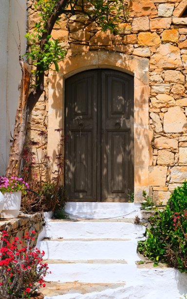 希腊群岛周围的各种五颜六色的前门和窗户。图片下载