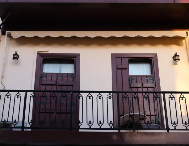 希腊群岛周围的各种五颜六色的前门和窗户。图片下载