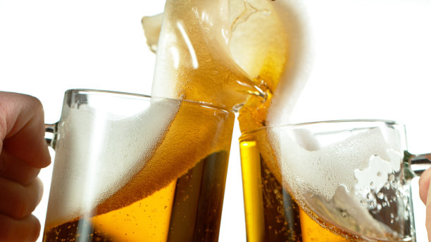 干杯，白色背景下的两个啤酒杯图片下载