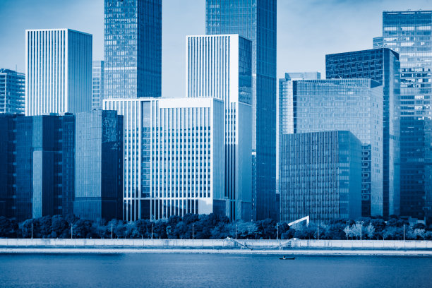 现代化的建筑在市中心的水边图片下载