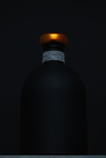 空的豪华黑杯威士忌图片下载