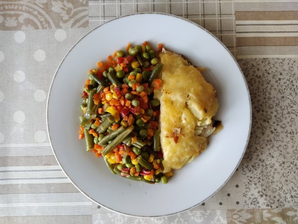 一盘法国肉和蔬菜图片下载