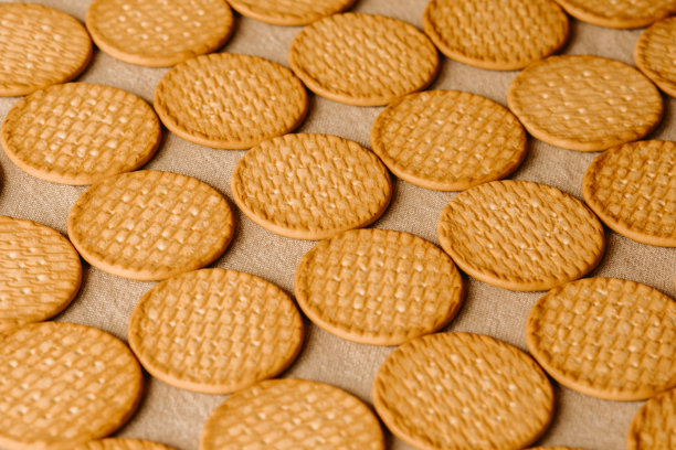 以小麦饼干堆为设计背景和图案。自制谷物饼干俯视图。早餐的概念。图片下载