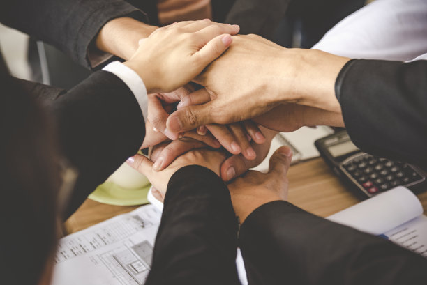 集团多元化合作伙伴商务会议信任商人和谭氏谈一起现代城市亚洲团队协作团队会议沟通理念与商务人士一起工作图片下载