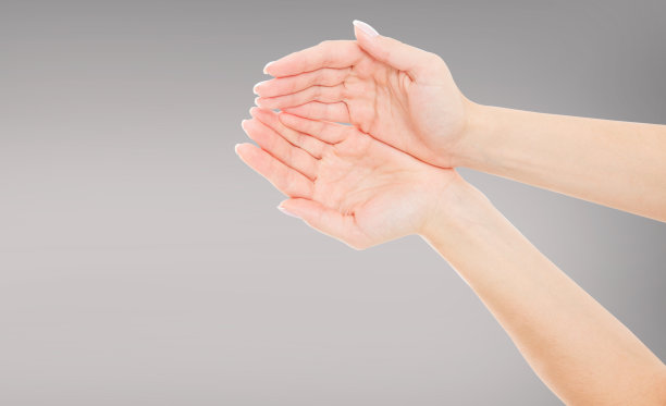 在灰色的背景上，一个女人的手捧着一个孤立的东西图片下载