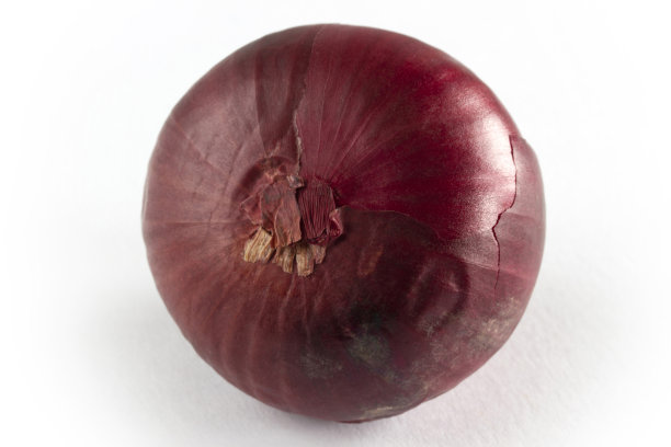 白色背景下的整个红色洋葱图片下载