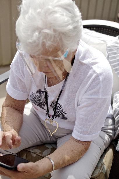 戴面罩的老妇人图片下载