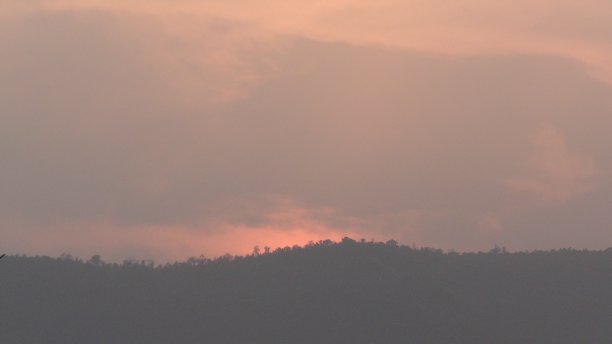 农村地区村庄傍晚从山上看日落图片下载