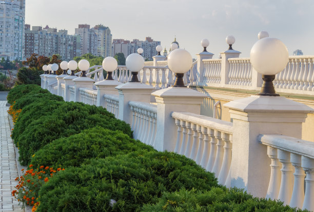 对着城市建筑的空地上的石头栏杆图片下载