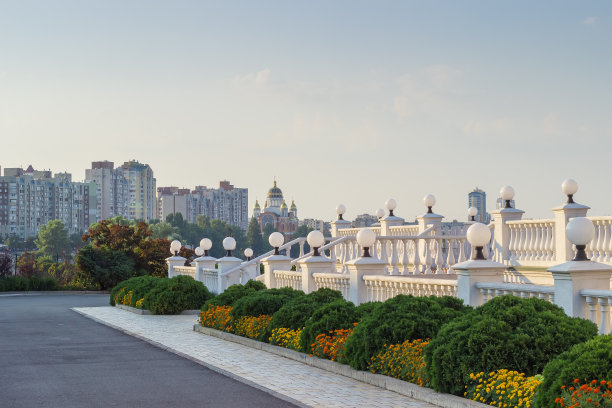 面向现代城市建筑的空地上的石头栏杆图片下载