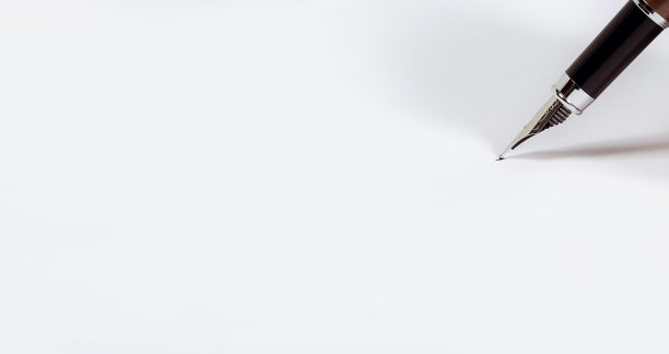 银色笔尖的钢笔图片下载