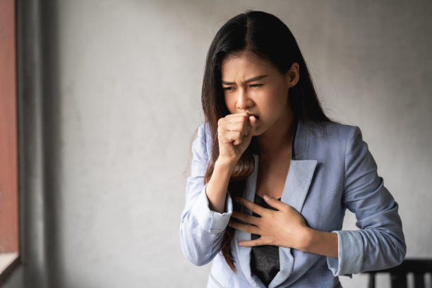 新冠肺炎大流行冠状病毒，亚洲妇女有感冒和咳嗽、发烧、头痛和疼痛的症状图片下载