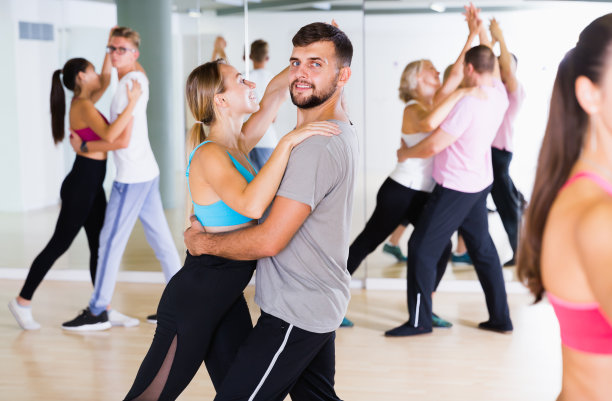 积极的舞伴一起跳舞图片下载