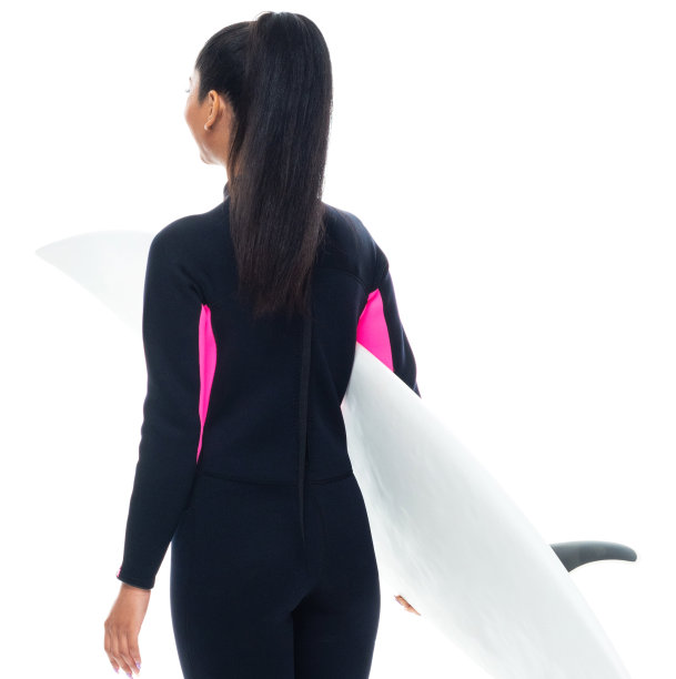 z一代的年轻女性穿着泳衣，用冲浪板站在黑色背景前图片下载