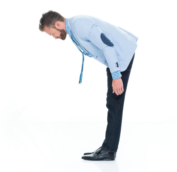 白人男性商人穿着夹克在白色背景前鞠躬图片下载