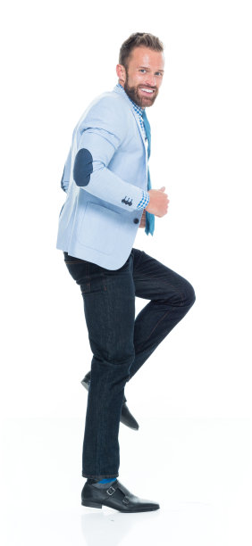 白人男性商人穿着夹克走在白色背景的前面图片下载