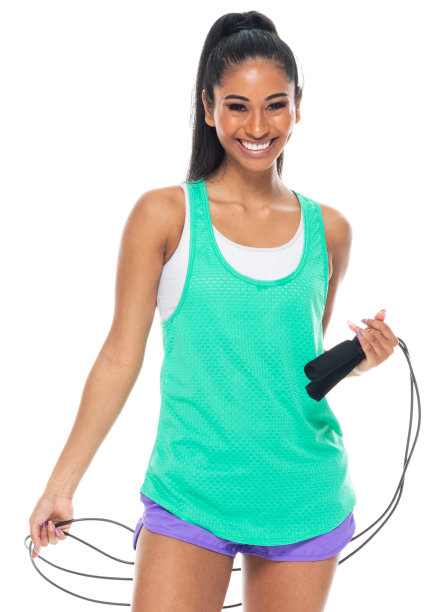 z一代女性穿着短裤手持跳绳站在黑色背景前无袖图片下载