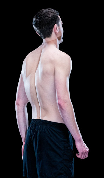 白人年轻男性运动员穿着跑步短裤站在黑色背景前图片下载