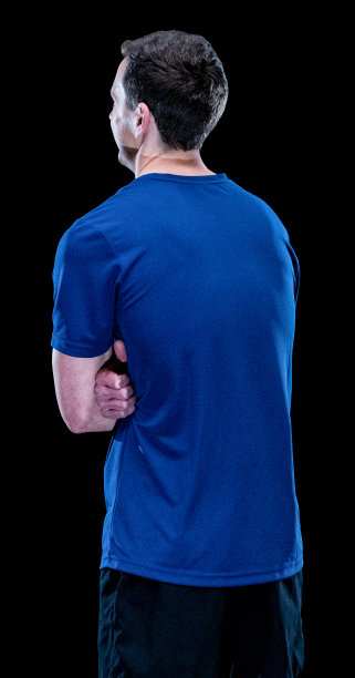 白人年轻男性运动员穿着t恤站在黑色背景前图片下载
