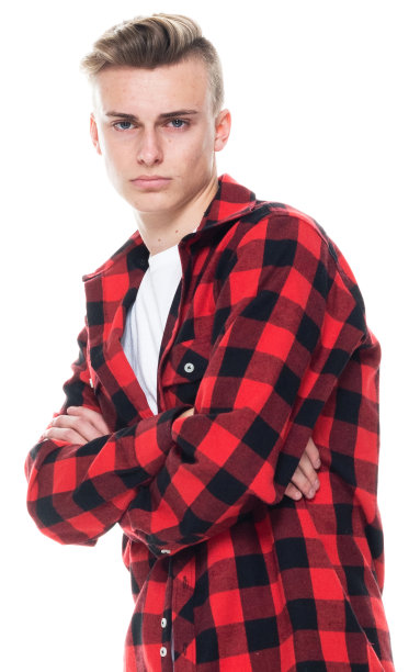 白人少年站在白色背景穿着伐木工衬衫图片下载