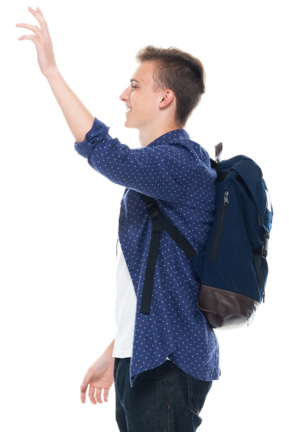 白人年轻男性穿着t恤站在白色背景前图片下载