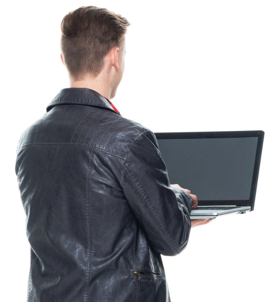 白人年轻男性穿着衬衫站在白色背景前使用笔记本电脑图片下载