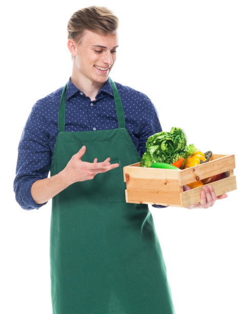 白人年轻男性农场工人站在白人背景前，穿着围裙，拿着篮子图片下载