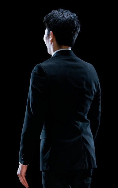 华裔男性商务人士在黑色背景下穿着职业装图片下载