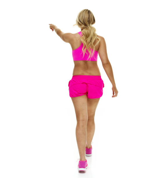 白种人年轻女运动员穿着运动服在白色背景前慢跑图片下载
