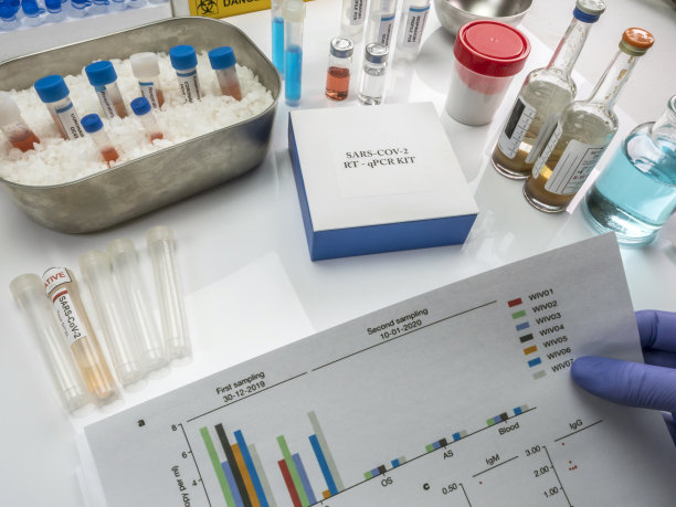 在实验室研究感染SARS-Cov-2病毒的女性DNA的科学家（概念图）图片下载