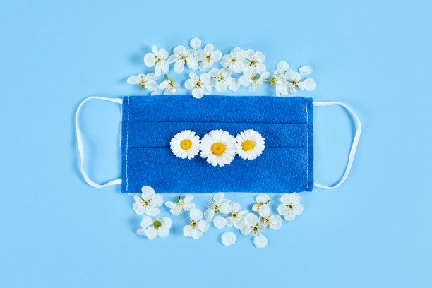 春花带医用防护口罩，防过敏、防病毒理念。图片下载
