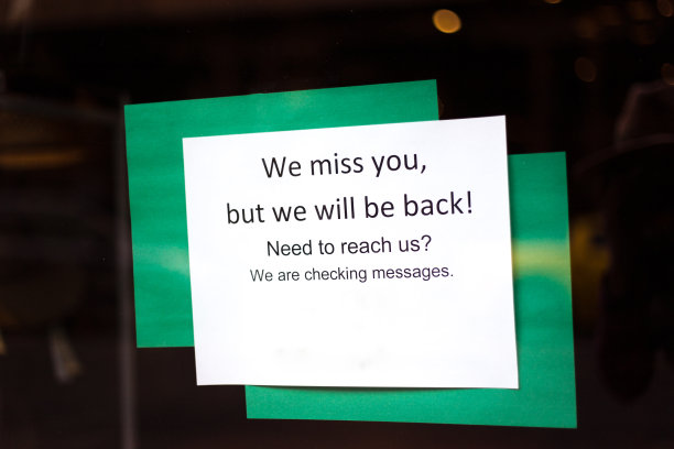 在COVID-19封锁期间签署:我们想念你……”图片下载