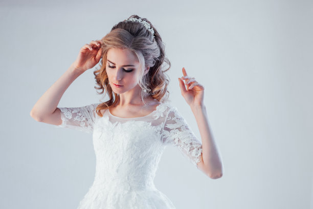 美丽的新娘摆着发型，穿着爱白色图片下载
