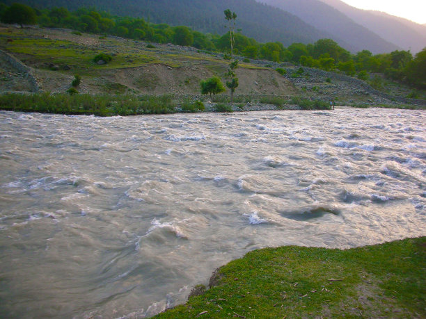 靠近流水图片下载