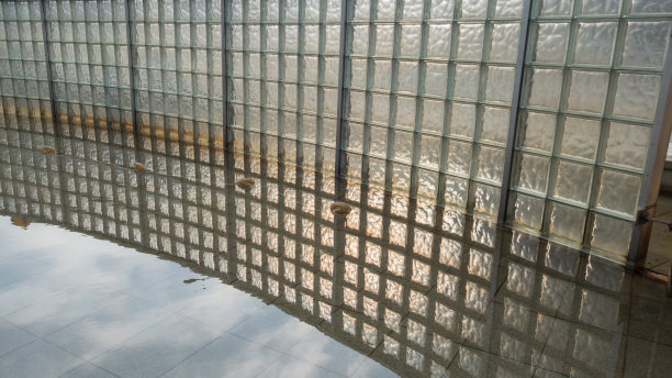 玻璃砖建筑具有倒影水景图片下载