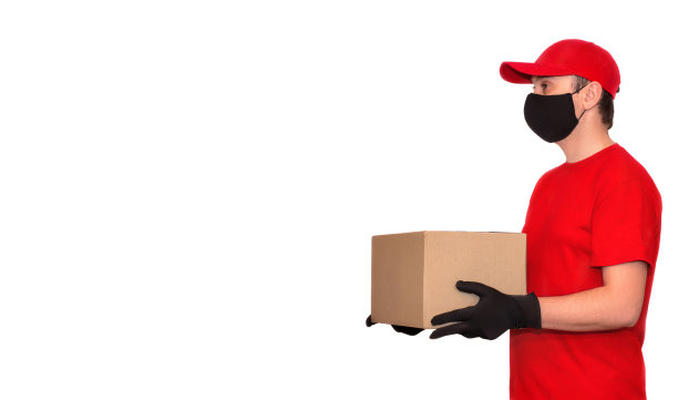 快递员在运送装着医用手套和口罩的纸箱。安全邮件货物的概念快递在病毒或冠状病毒检疫。?在白色背景上复制空间图片下载