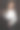 一个穿着白色衬衫和黑色牛仔裤的年轻女孩，背景是黑色的演播室图片下载