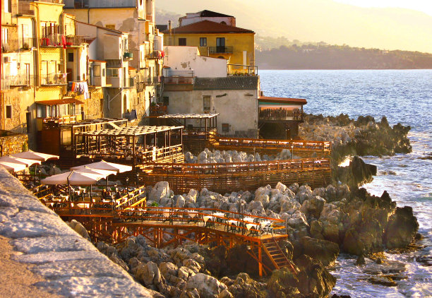 日落时意大利海边的露台图片下载