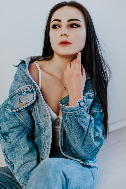 漂亮的女孩穿着牛仔裤，穿着时尚的款式图片下载