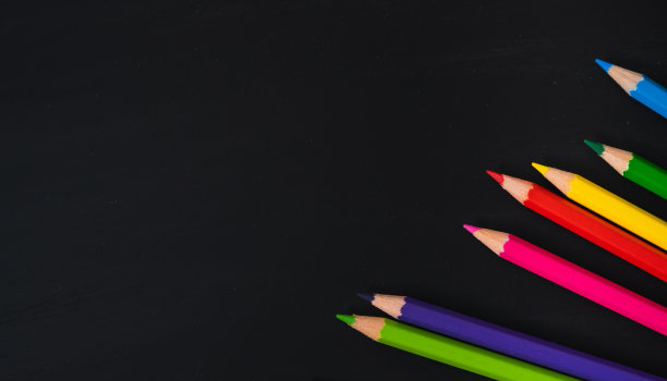 俯视图黑板固定教育设备彩色铅笔。教育背景的概念。图片下载