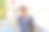 近距离肖像年轻眼镜亚洲女子看着相机微笑，学习铁路桥，而旅行在曼谷。图片下载