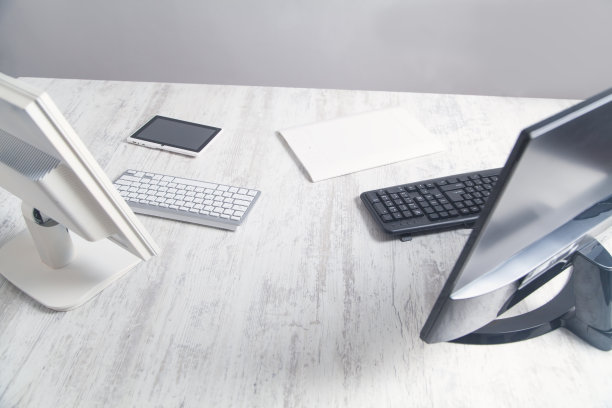 电脑在办公桌上。技术。业务图片下载