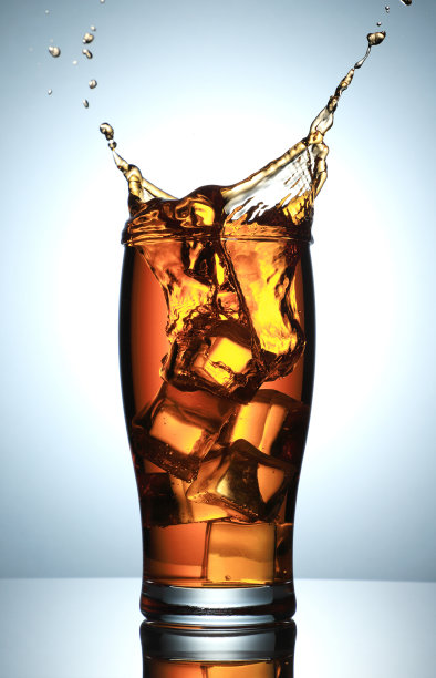 冷饮溅上冰块图片下载