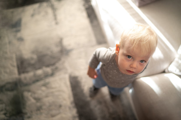 一个可爱的金发小孩在家里俯视图图片下载